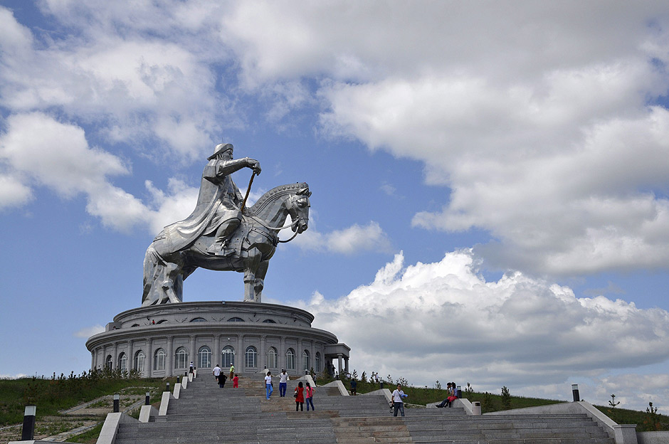 ORG XMIT: MKM05 MKM05 ULAN BATOR (MONGOLIA) 10/7/2012 .- Vista de la estatua de 30 m de altura de Genghis Khan, fundador del Imperio Mongol, que fue concluida en 2008 y esta localizada a 54 km de la capital Ulan Bator, Mongolia, hoy martes 10 de julio del 2012. Aproximadamente 250 toneladas de acero fueron necesarias para construir el coloso. El ascensor se situa en la cola de la montura del emperador y tranporta a los visitanes hasta la cabeza del caballo. El complejo se encuentra en la localidad de Tsonjin Boldog, donde se cree que Genhis Khan encontr un ltigo de oro. El centro turstico cuenta con un restaurante y un museo en la base de la estatua. EFE/ Michael Kohn