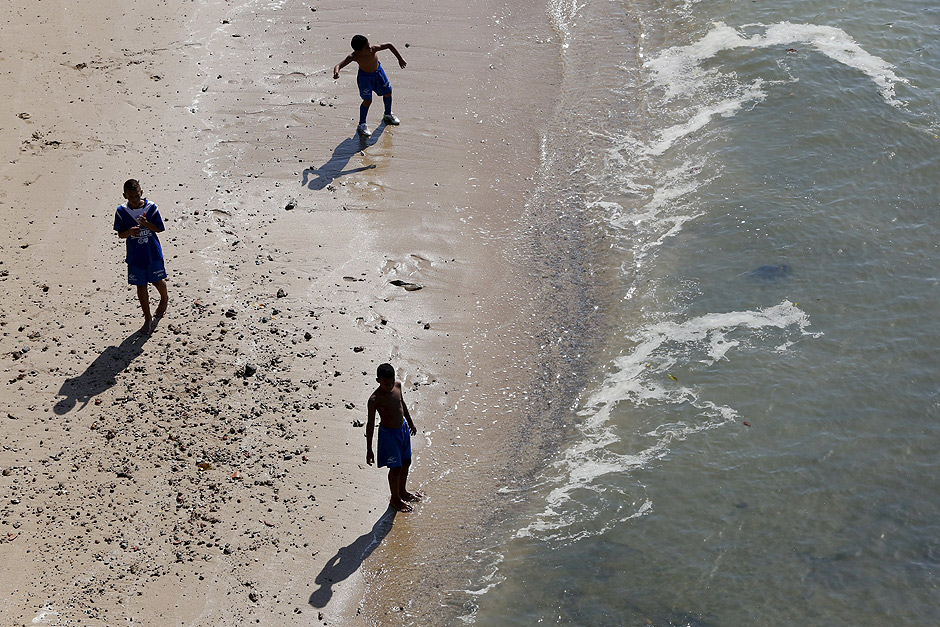 Boys play on the shore Panama City January 15, 2016. REUTERS/Carlos Jasso ORG XMIT: CJB02