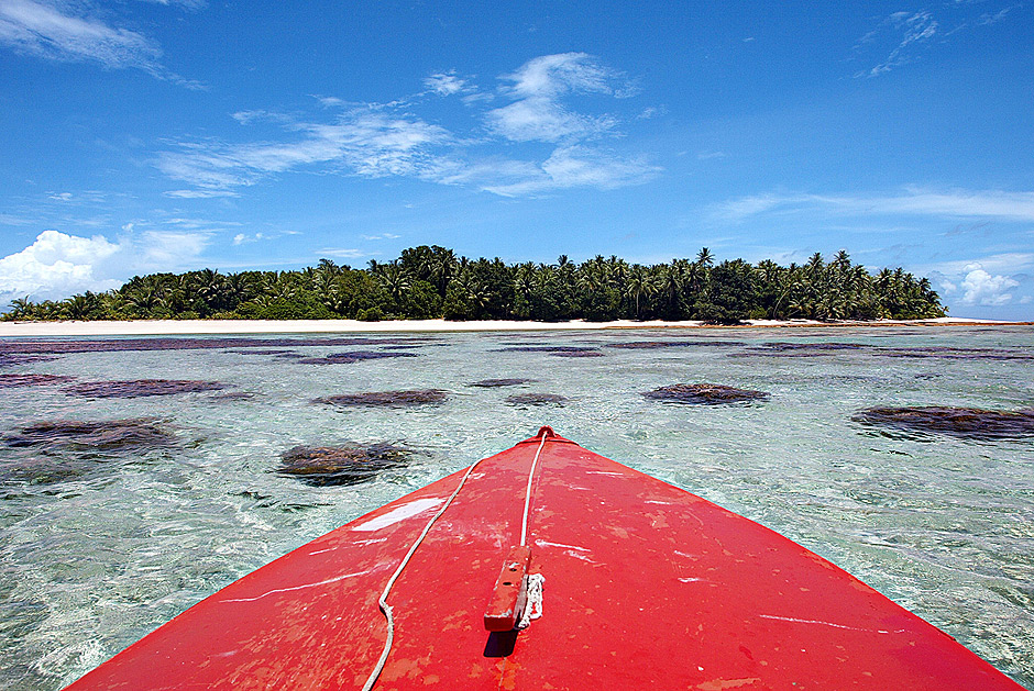 (FILES) A file picture taken on February 22, 2004 shows the pristine waters which surround Tepuka Islet on Funafuti Atoll, part of the Tuvalu Islands, which are now threatening to engulf it as rising sea levels inundate many of the low islands. A French-Tuvalean association released on May 2013 a scientific inventory of fish and seashells from the Tuvalu Islands, to improve the control of fisheries in this independent Pacific Ocean archipelago, particularly threatened by the impacts of the global warning. AFP PHOTO/Torsten BLACKWOOD ORG XMIT: FUN03