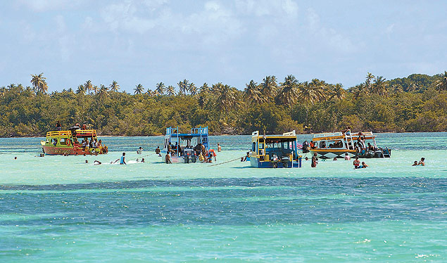 Barcos com fundo transparente em passeio por Nylon Pool, especie de piscina formada em alto mar em Tobago Foto: Divulgacao
