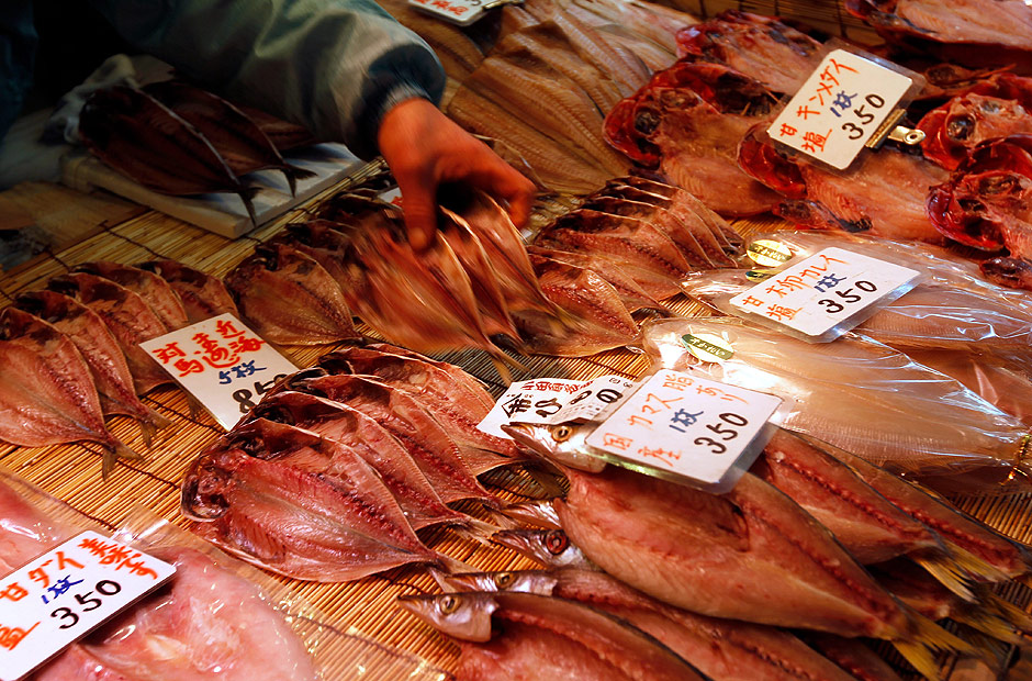 Vendedor de peixe organiza sua mercadoria no mercado de Tsukiji 