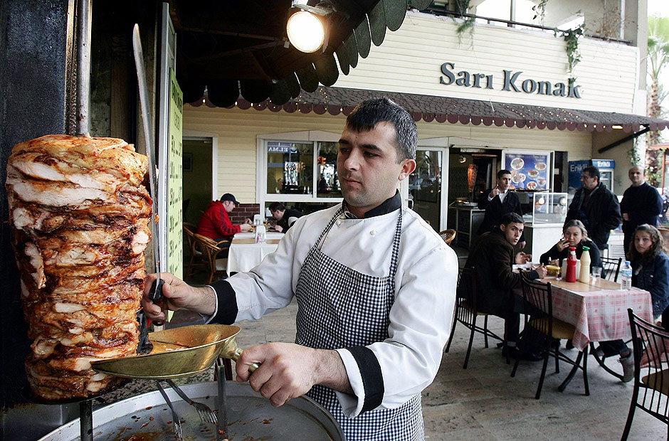 Cozinheiro turco faz um kebab de frango num pequeno restaurante na Turquia