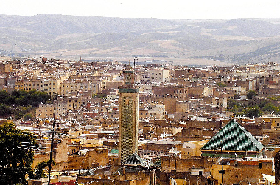 Vista panormica da cidade de Fez, com o minarete da mesquita El Kairaouine no centro; no teto das casas, avistam-se antenas parablicas. 