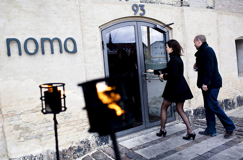 Casal caminha em direo  porta do Noma, restaurante eleito terceiro melhor do mundo pela revista "Restaurant", em Copenhague (Dinamarca) 