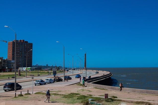  Pedestres caminham na Rambla, na costa de MontevidÃ©u, no Uruguai Foto: Raquel Cunha/Folhapress ***DIREITOS RESERVADOS. NÃO PUBLICAR SEM AUTORIZAÇÃO DO DETENTOR DOS DIREITOS AUTORAIS E DE IMAGEM***