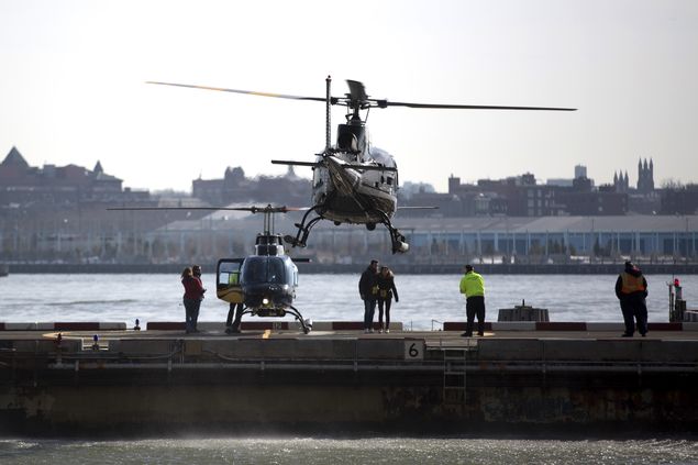  Tourists pose for pictures before boarding a helicopter at the Downtown Manhattan Heliport at Pier 6 in New York, Jan. 31, 2016. Under an agreement, the number of helicopter flights will be halved by January 2017, and they will be banned from flying over Governors Island and Staten Island. Foto: Kevin Hagen/The New York Times ORG XMIT: XNYT157 ***DIREITOS RESERVADOS. NO PUBLICAR SEM AUTORIZAO DO DETENTOR DOS DIREITOS AUTORAIS E DE IMAGEM***