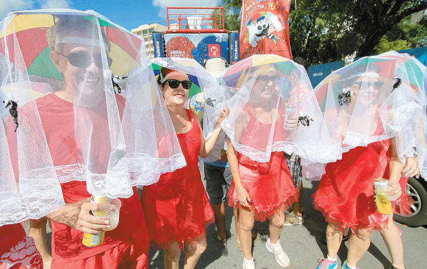 Folies com mosquiteiros sobre as sombrinhas de frevo no desfile do Galo da Madrugada, no Recife