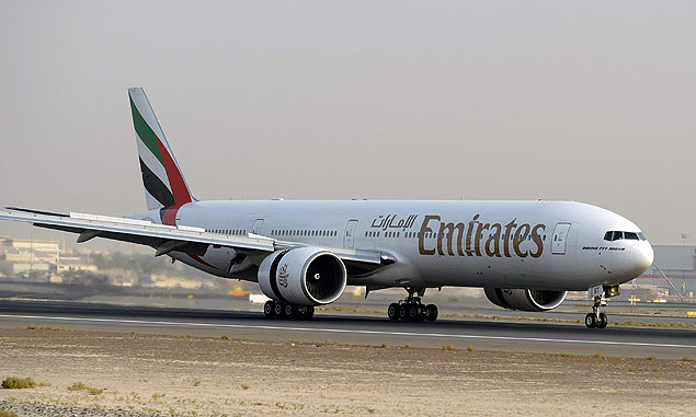 (FILES) - A file picture taken on July 29, 2008 shows a US made Boeing 777-300ER, owned by Dubai carrier Emirates, taking off from Dubai airport. Africa has long been the El Dorado just over the horizon for airlines, but sustained economic growth and the emergence of a middle class on the continent may finally clear the obstacles from the runway. AFP PHOTO/MARWAN NAAMANI ORG XMIT: MN005