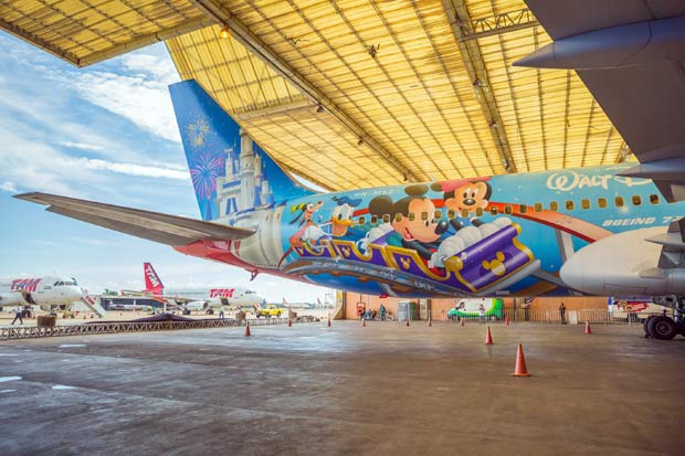 TAM lana avio temtico dos parques da Disney para voar para Orlando 
