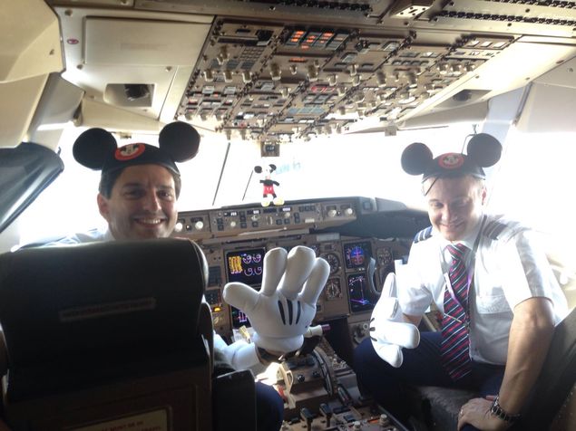 Pilotos no primeiro voo do novo avio da TAM, com destino a Orlando, vestidos de Mickey