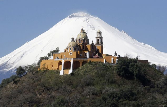 Coberto de neve, o vulco Popocatepetl emoldura a igreja de Los Remedios, no vale de Puebla