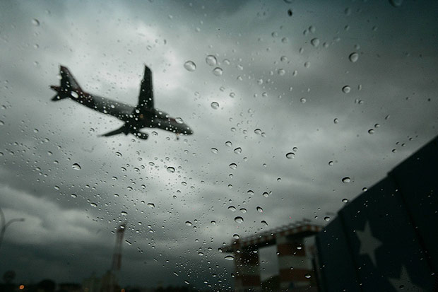 ORG XMIT: 113401_1.tif Avião aterrissa no aeroporto de Congonhas, mesmo com a chuva, em São Paulo (SP). (São Paulo (SP), 08.02.2009. Foto de Mastrangelo Reino/Folhapress) 