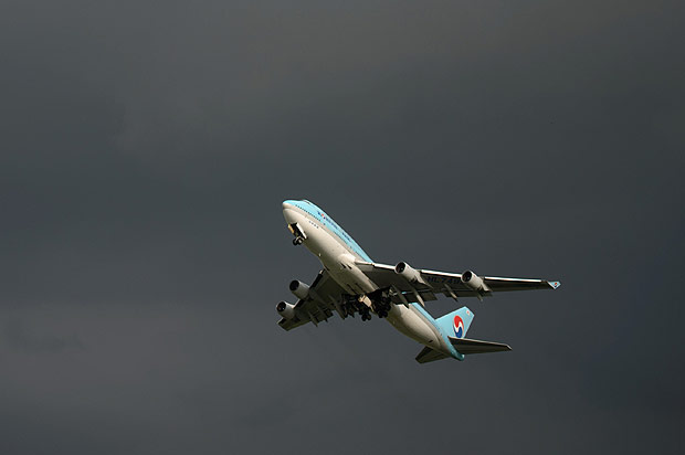 In a photo taken on August 26, 2014 a Korean Air Boeing 747 aircraft takes off before storm clouds at Gimpo airport, south of Seoul. South Korea's international air passenger traffic grew more than 10 percent in July from a year earlier with the number of international air passengers to and from South Korea at 5.13 million, up 10.6 percent from the previous year, according to the Ministry of Land, Infrastructure and Transport. AFP PHOTO / Ed Jones ORG XMIT: EJJ3161