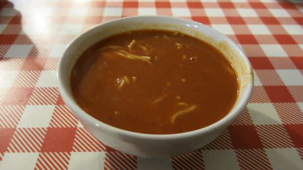 Sopa de tomate fresco com espaguete do Milk bar Prasowy, em Varsvia