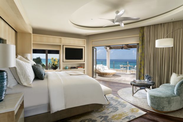 Quarto da Grand Cayman Suite, com vista para o mar