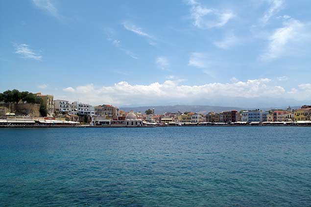 O porto de Hania, em Creta, na Grcia,  cheio de bares e restaurantes