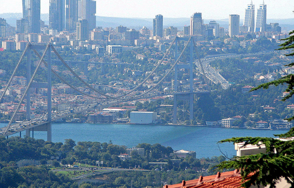 Vista da ponte do Bsforo; com 1.560 m de comprimento, faz a ligao entre os lados europeu e asitico de Istambul