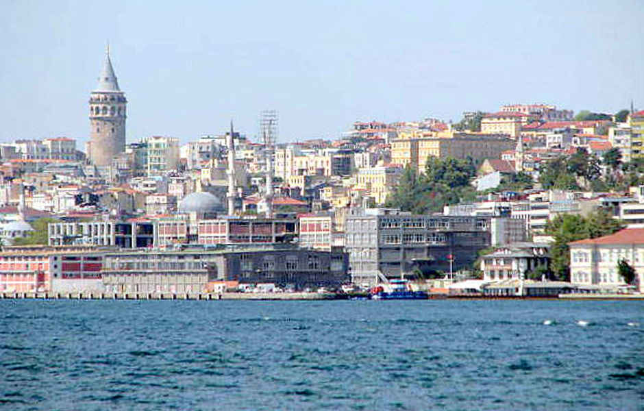 Construda pelos genoveses, a torre ( esquerda) tem um mirante com vista 360 da cidade