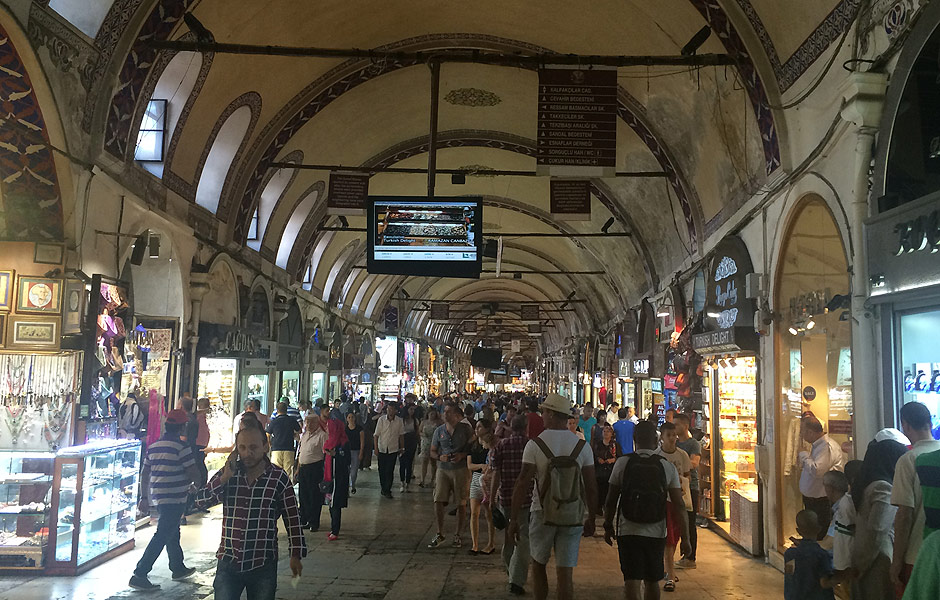 Um dos corredores do Grand Bazaar, mercado onde se encontra de tudo; foi construdo a mando do sulto Mehmet e inaugurado em 1461 
