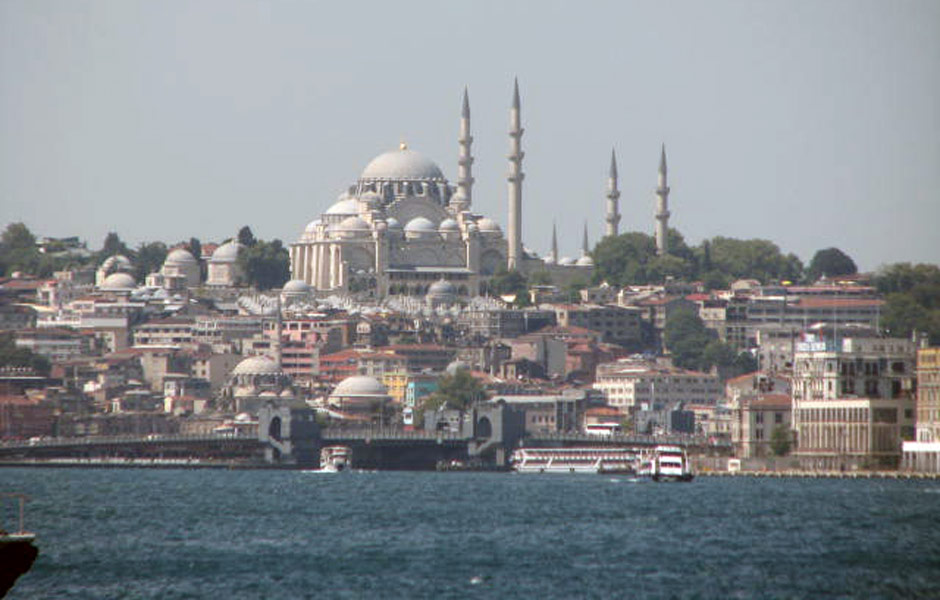 Vista da cidade de Istambul e de suas mesquitas a partir de um passeio de barco pelo Bsforo