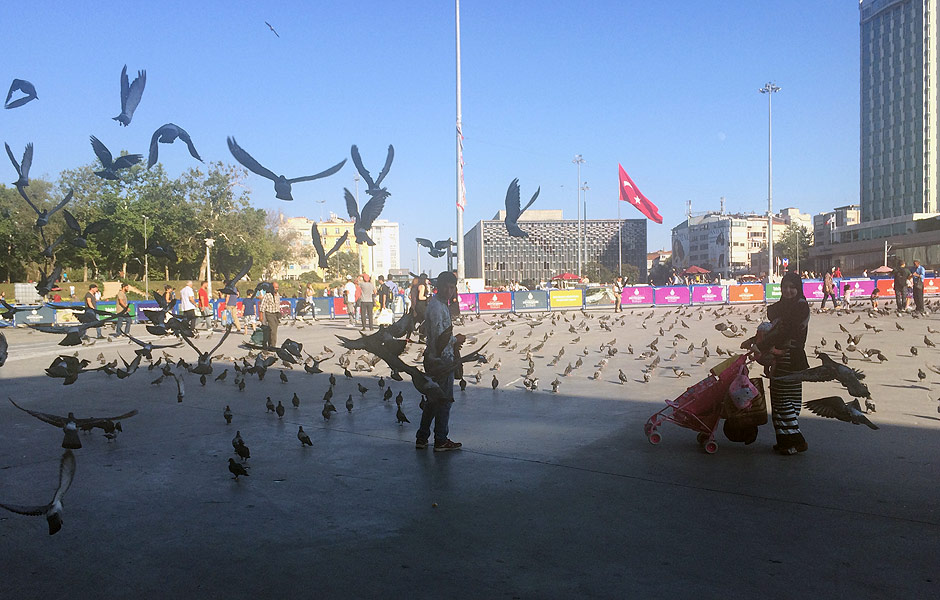 Regio da praa Taksim; local tem entorno moderno e agitado