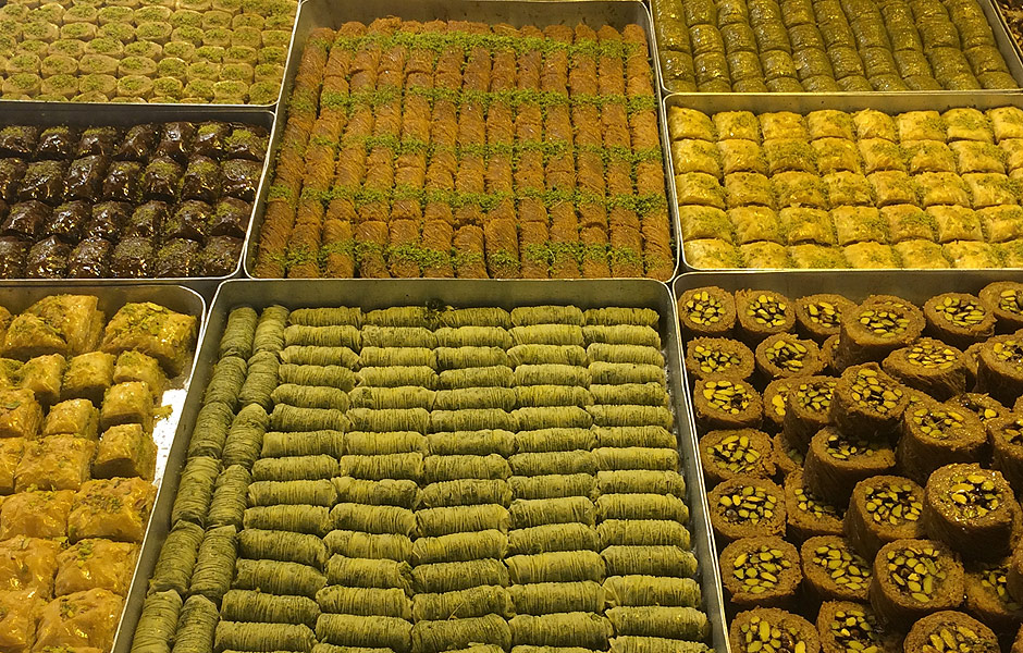 Bandeja de doces exposta no Grand Bazaar; nas ruas, docerias tambm oferecem os famosos chs e cafs turco