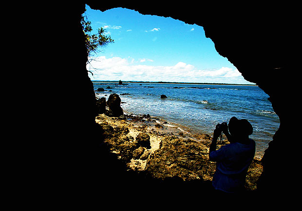 PENINSULA DE MARAU-BA - DEZEMBRO 29; Turismo na Peninsula de Mara-BA, turista tira foto na Ilha da Pedra Furada. (TURISMO - FOTO: FERNANDO DONASCI/FOLHA IMAGEM).