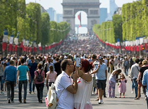 Casal se beija na Champs Elysees, em Paris – Kamil Zihnioglu/Associated Press