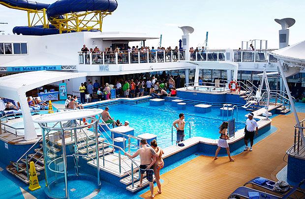 One of many public pool areas aboard the Norwegian Escape, at port in Miami, Feb. 6, 2016. Travel companies like Norwegian Cruse Line have been leading the way at identifying, charging and pampering their wealthiest customers; some guests will pay as much as $10,000 for a stateroom in the Haven, a separate area for 275 elite guests. (Edward Linsmier/The New York Times) ORG XMIT: XNYT12 ***DIREITOS RESERVADOS. NO PUBLICAR SEM AUTORIZAO DO DETENTOR DOS DIREITOS AUTORAIS E DE IMAGEM***