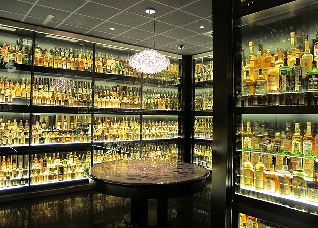 Turismo 12.05.2016 - Sala da Scotch Whisky Experience, em Edimburgo, que expõe 3.384 garrafas da bebida, a maior coleção do mundo. (Foto: Gustavo Simon/Folhapress)