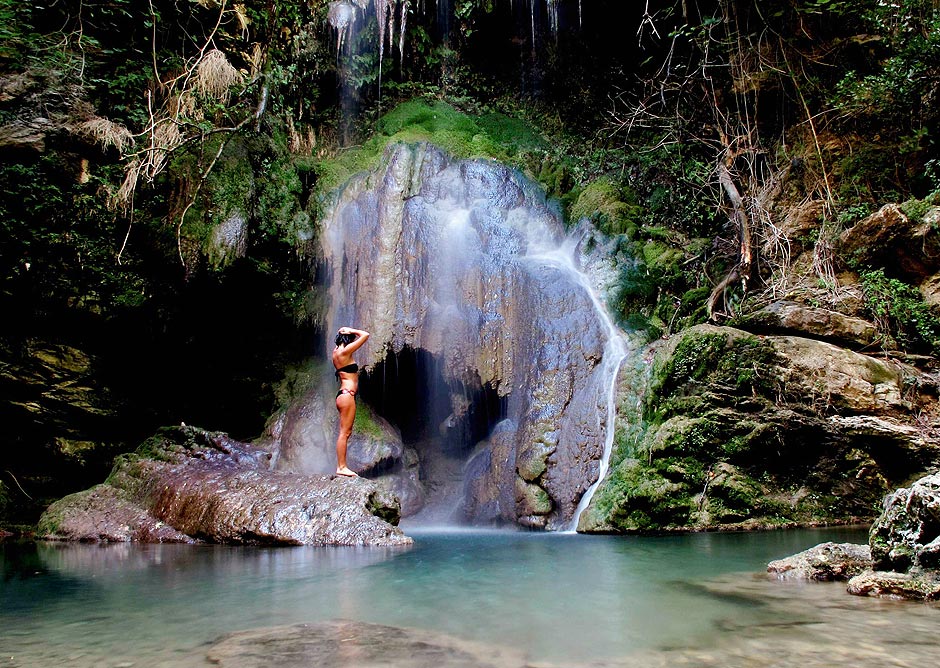 Turista em cachoeira na ilha de Kythera, no Peloponeso