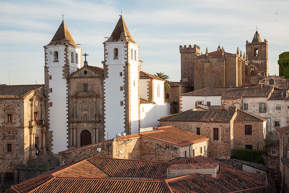 A cidade velha de Cceres, com a igreja de San Francisco Javier, na regio espanhola da Extremadura