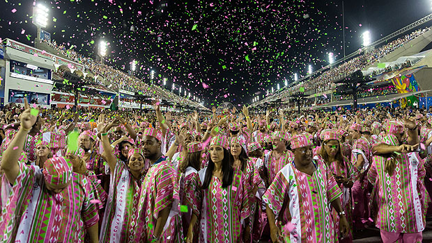 Desfile da Mangueira na Sapuca; no prximo ano, enredo da escola vai responder corte de verba