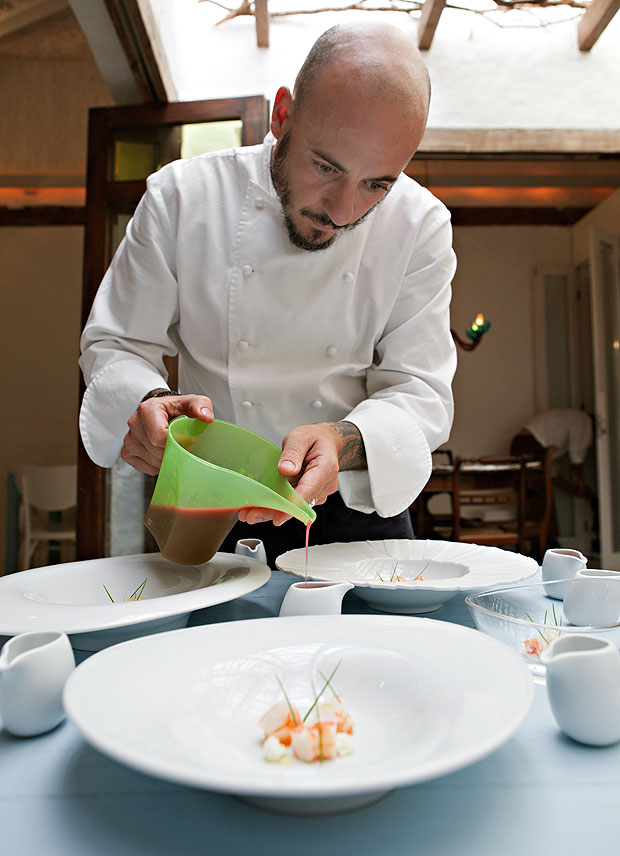 Chef Daniel Redondo monta prato no restaurante Man, em So Paulo