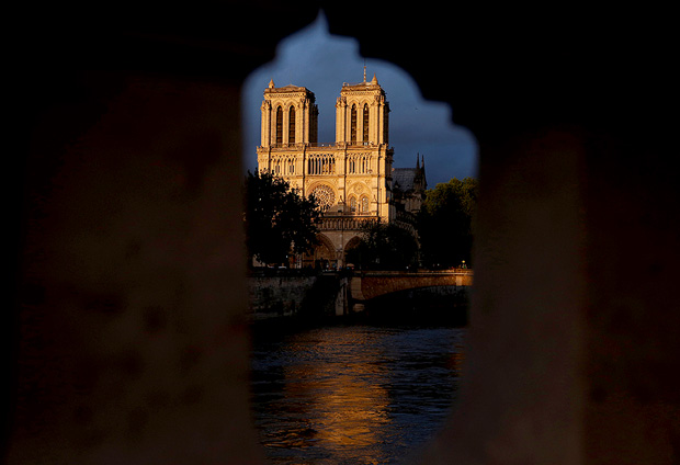 Catedral de Notre Dame vista ao entardecer em Paris