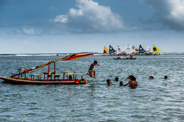 Crianas bricam nas jangadas da praia de Porto de Galinhas, no litoral sul de Pernambuco