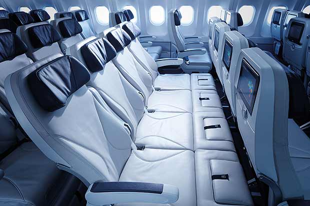 Azul inaugura assentos Skysofa, com extensor que transforma poltronas em sof, para voos internacionais que a empresa faz para Fort Lauderdale e Lisboa a bordo de Airbus A330