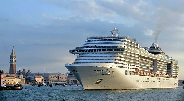 TOPSHOTS A giant cruiseship arrives in front of Saint-Mark's square in Venice on September 21, 2013. The 