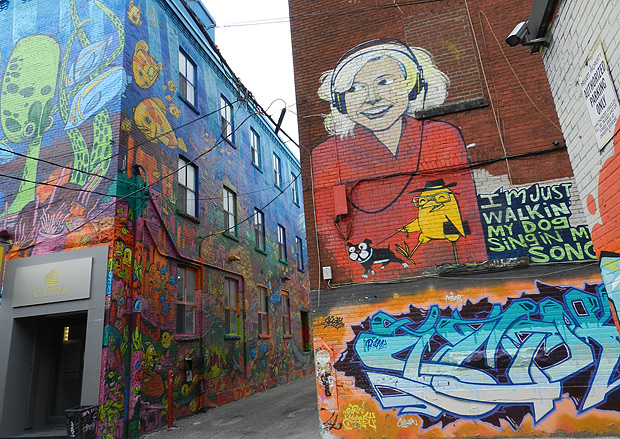 Bairro Queen West,em Toronto, que tem grafites de artistas como Uber5000