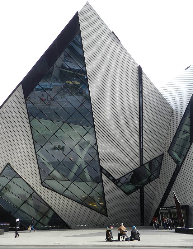 Entrada do Royal Museum of Ontario, cuja construo foi feita pelo arquiteto Daniel Libeskind