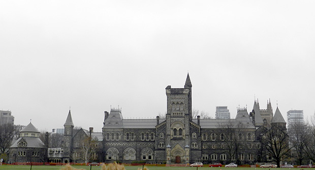 Prdio principal da Universidade de Toronto, que se parece a um castelo dos filmes do Harry Potter