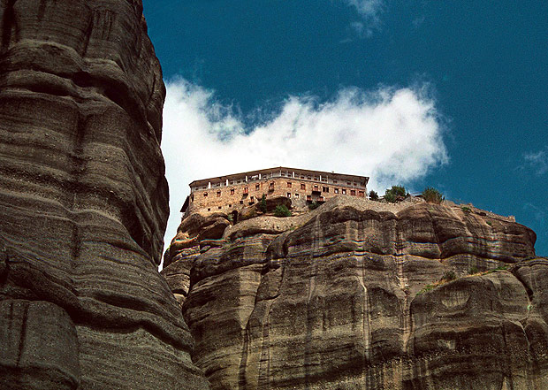 Monastrio construdo na pedra em Meteora, na Grcia