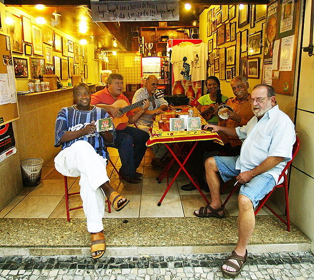 Roda de samba no bar Bip Bip, em Copacabana, que deve ser um dos menores do mundo 