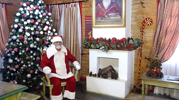 Papai Noel est sempre a postos para receber visitas em Penedo (RJ)
