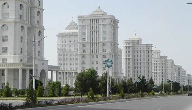Prdios modernos no centro da capital do Turcomenisto