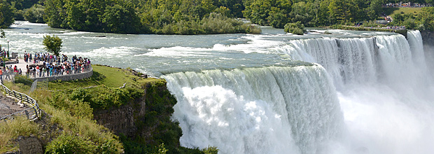 (140818) -- WASHINGTON D.C., Aug. 18, 2014 (Xinhua) -- Tourists enjoy themselves at the Niagara Falls near the border between the United States and Canada on Aug. 17, 2014. (Xinhua/Yin Bogu)
