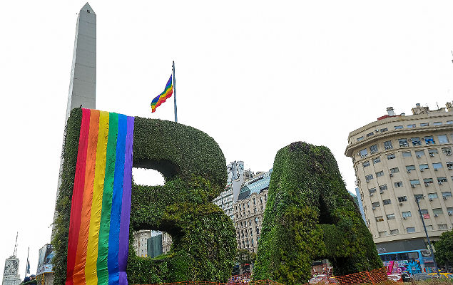 Bandeira LGBT em escultura com as iniciais de Buenos Aires 