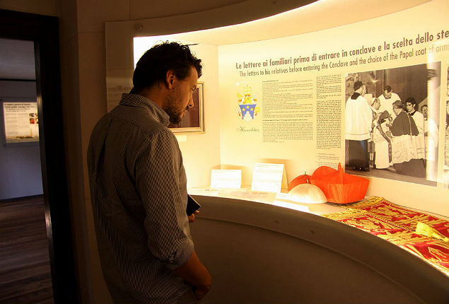 Visitante no museu Albino Luciani, em Canale d'Agordo