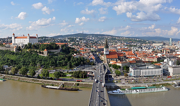Vista do centro da capital da Eslovquia;  esquerda, o castelo Bratislava Hrad