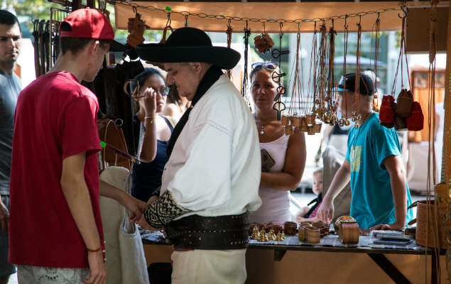 Visitantes se renem em feira com artesanatos e produtos tpicos de Bratislava 